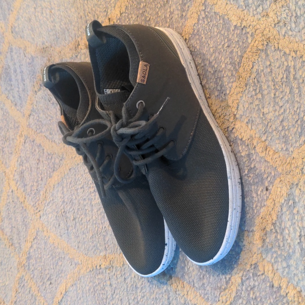 SAOLA olive green women's sneaker, size 8